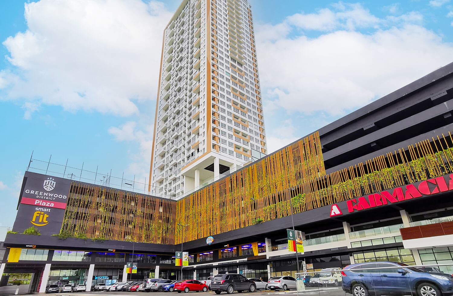 Greenwood Plaza shopping center facade and parking on Vía Ricardo J. Alfaro