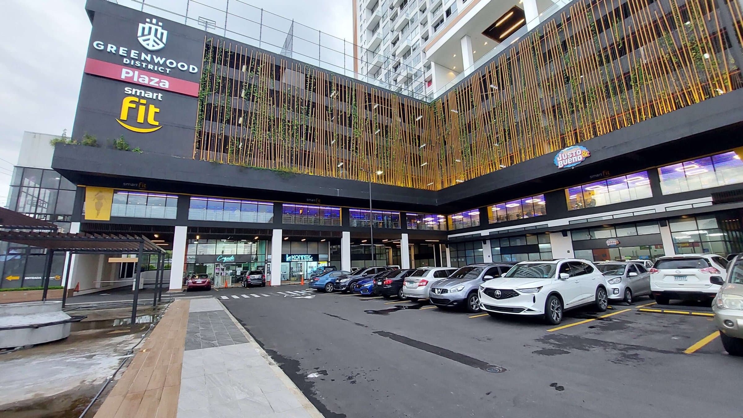Greenwood Plaza corner facade with Smart Fit and parking lot