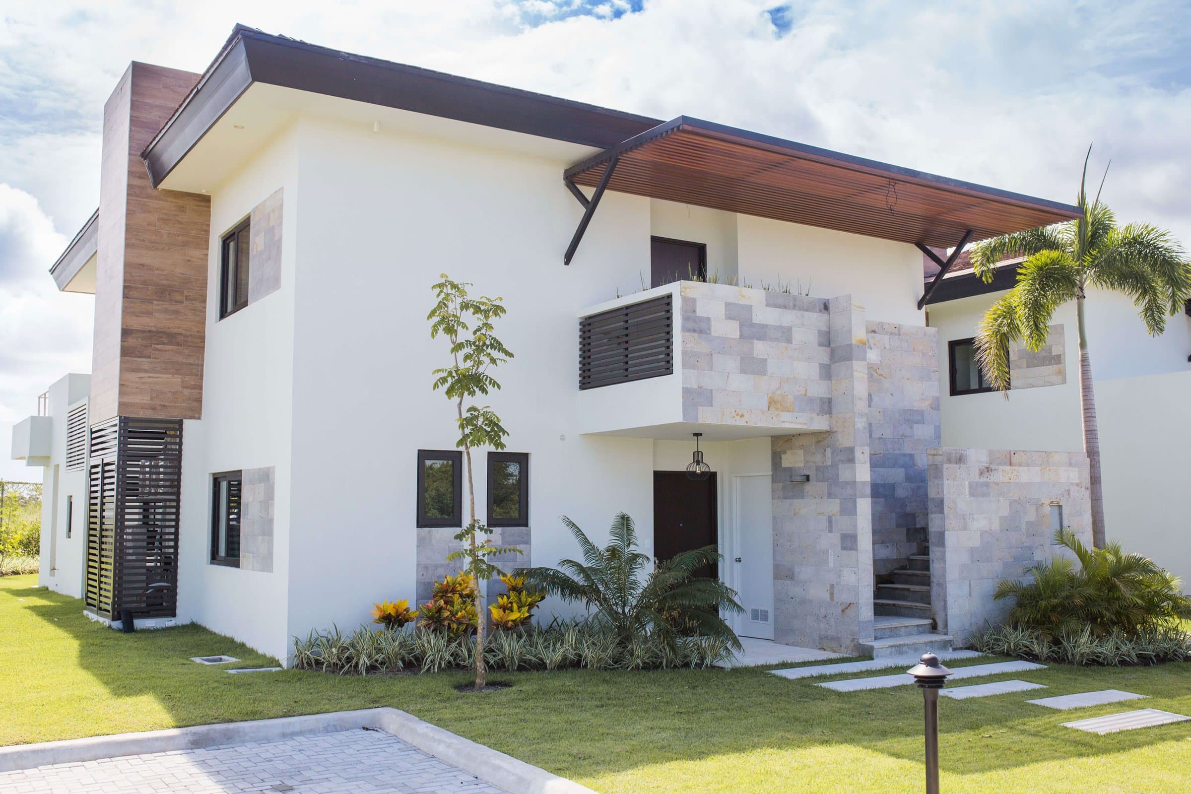 Luceros townhouse exterior with its garden entrance in Punta Caelo