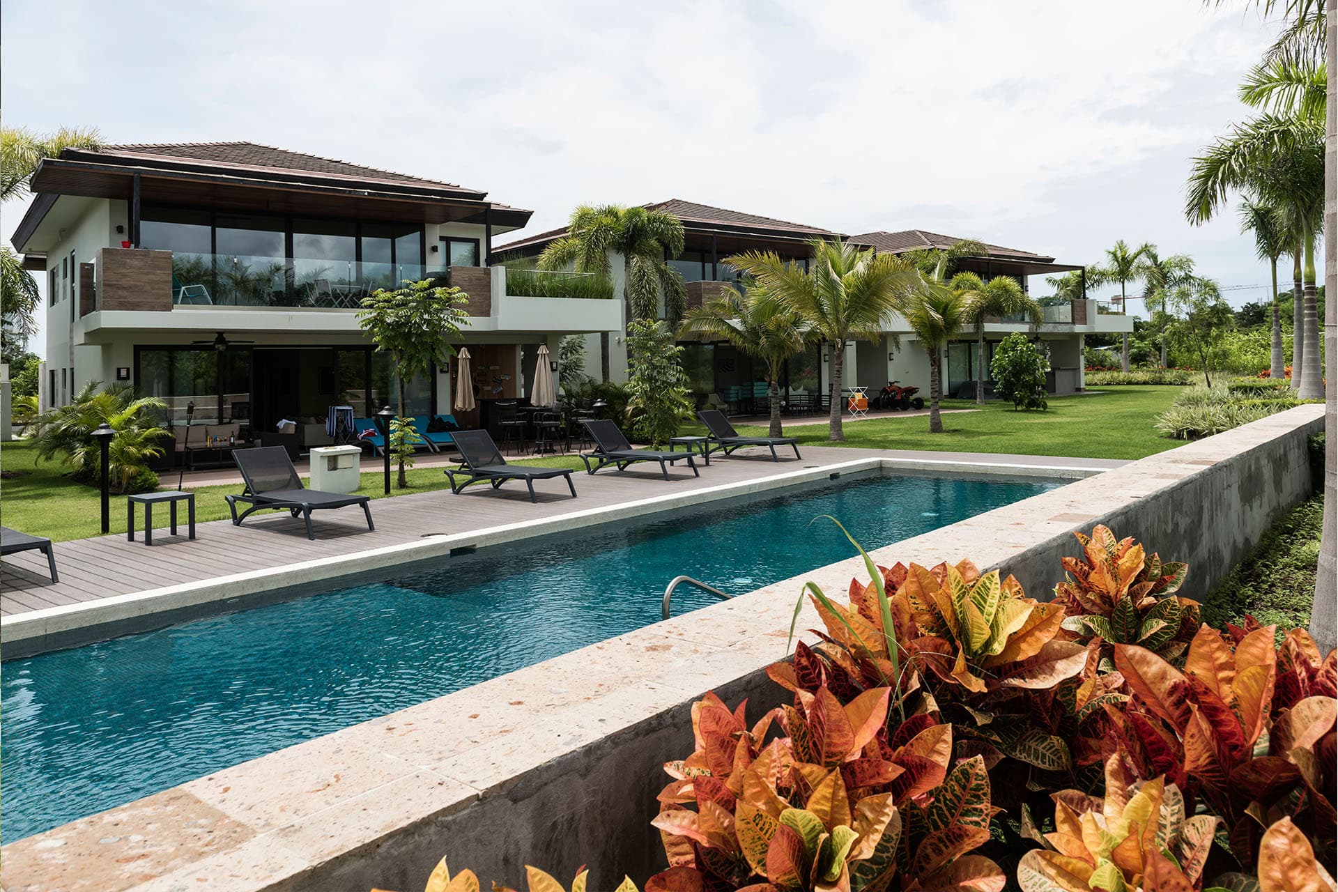 Luceros shared pool with sun loungers in front of the townhouses at Punta Caelo