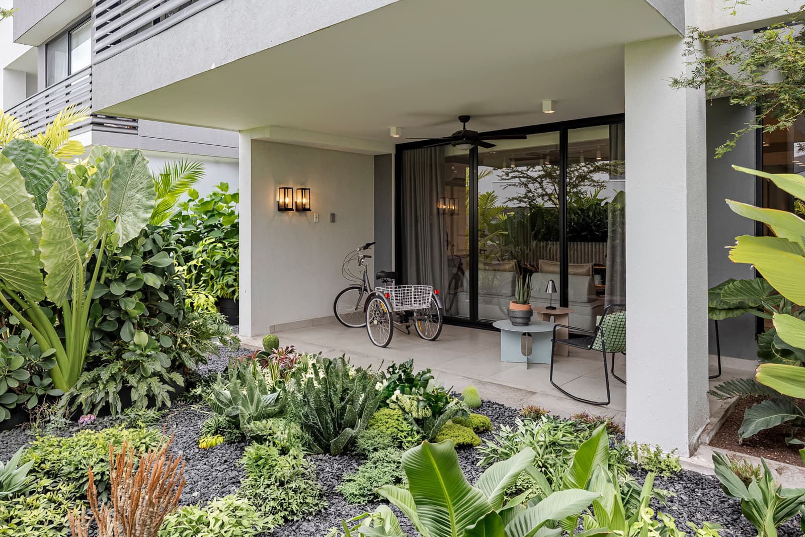 Covered terrace and tropical garden of an Imaterra home