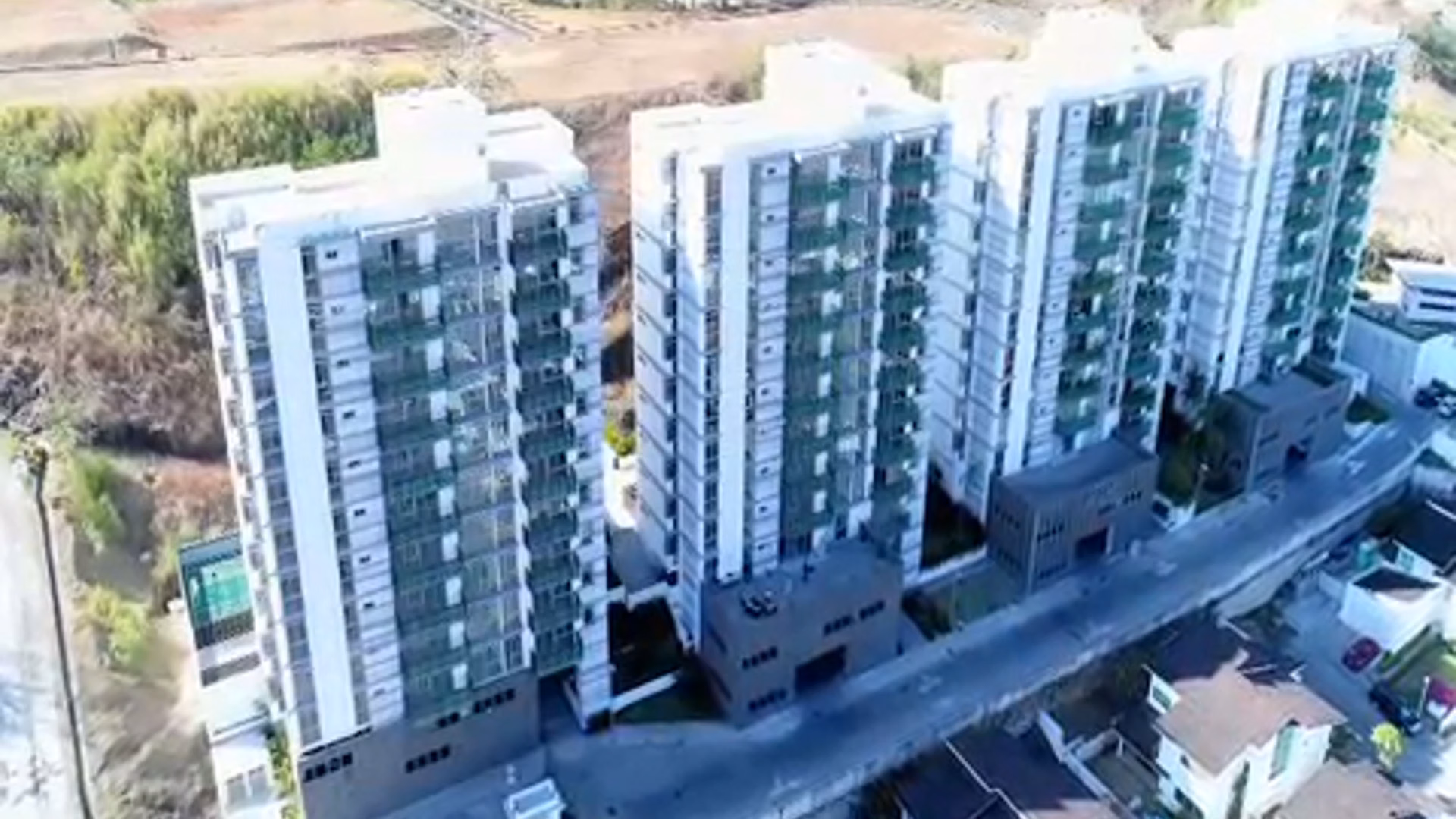 Aerial view of the four residential towers of 4 Horizontes and their parking podium, Altos de Panama