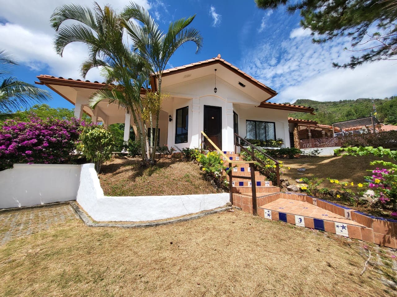 Finished white house with tiled roof and garden at Altos del María