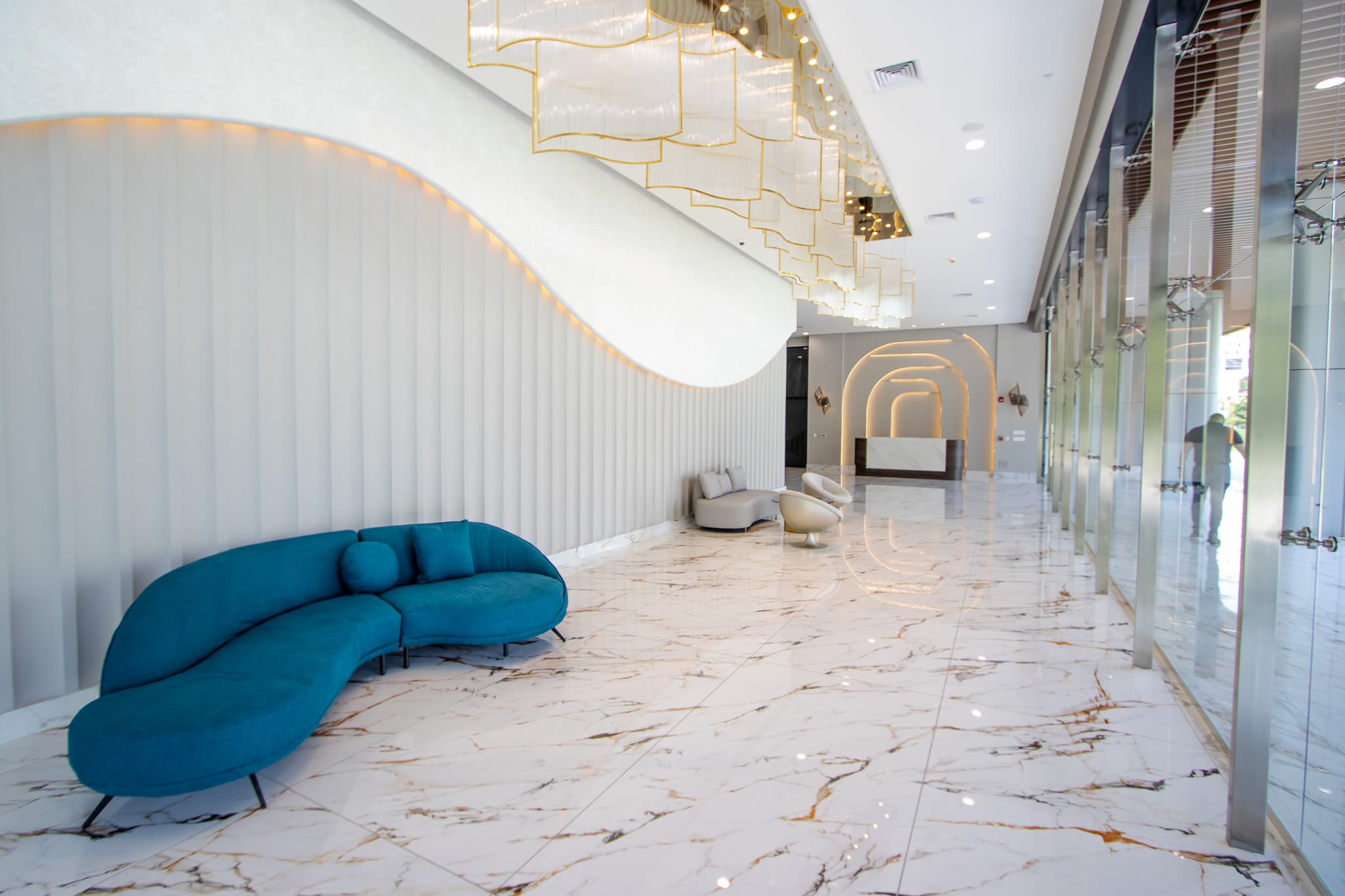 Lobby lounge with curved illuminated wall at Arcadia del Este