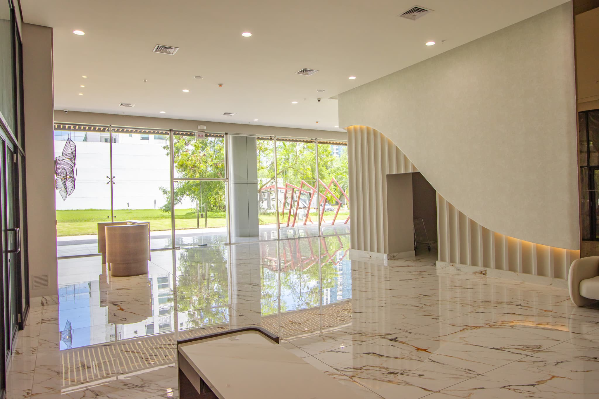 Arcadia del Este lobby opening onto the garden