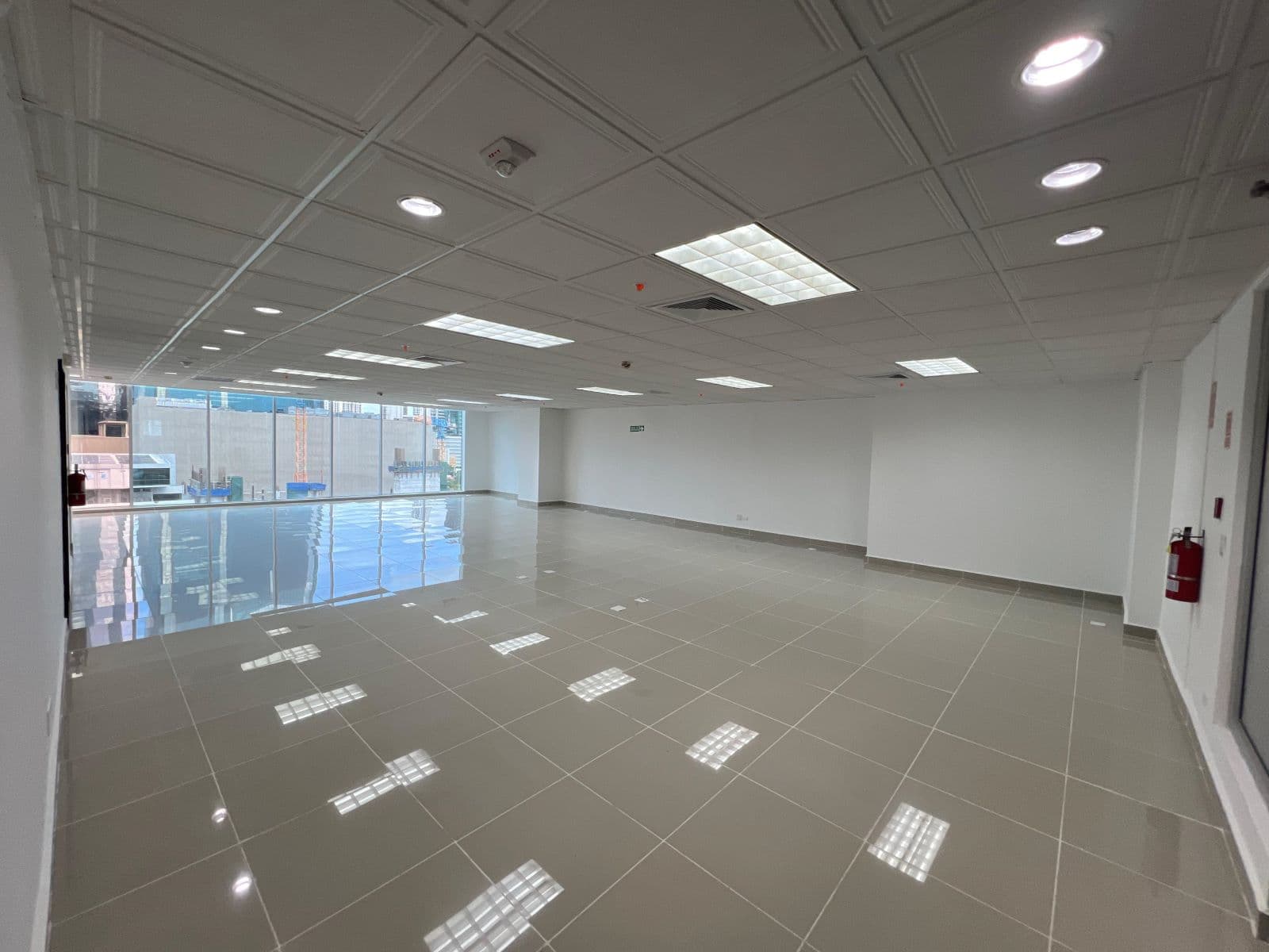 Unfurnished open-plan office space with porcelain floors in Office One Tower, Obarrio, Panama City