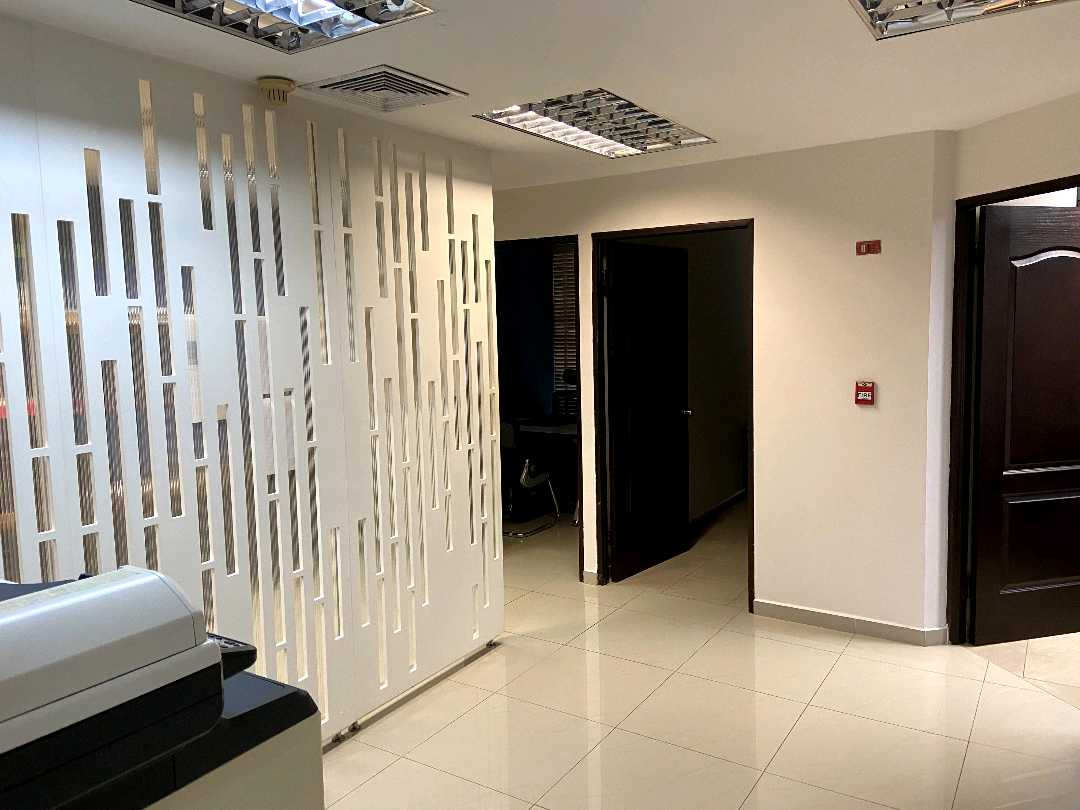 Office reception hall with a decorative mirrored partition at Hi-Tech Plaza, Obarrio, Panama City