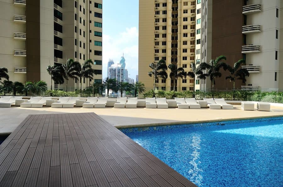 Pool deck with wooden walkway between the residential towers at Q Tower, Punta Pacifica