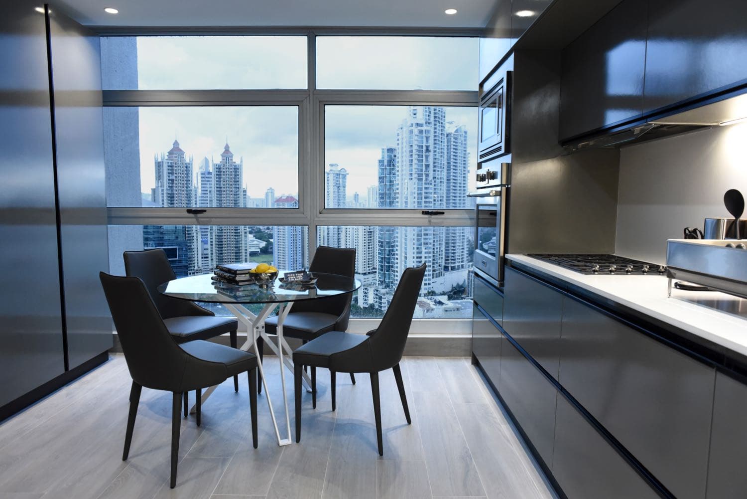 Kitchen with breakfast table and city views in a Q Tower apartment, Punta Pacifica
