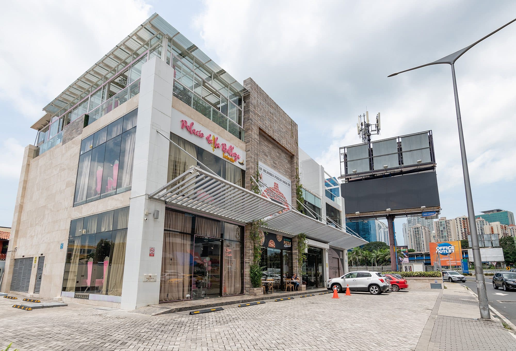 Corner view of the Plaza Brasil commercial building facade on Via Brasil, Panama City