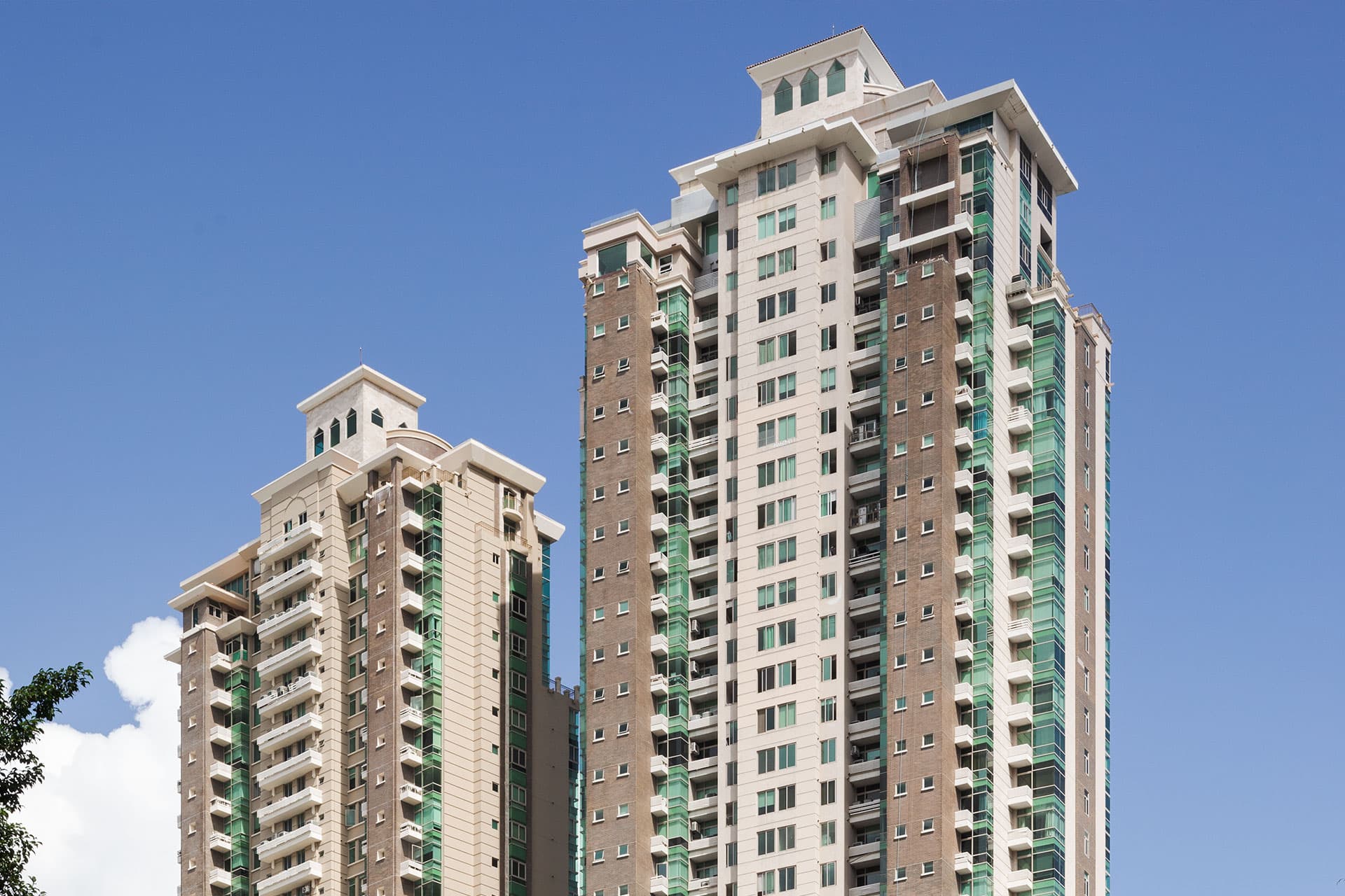Two residential towers of Pacific Point with classic crowns against a blue sky in Punta Pacifica