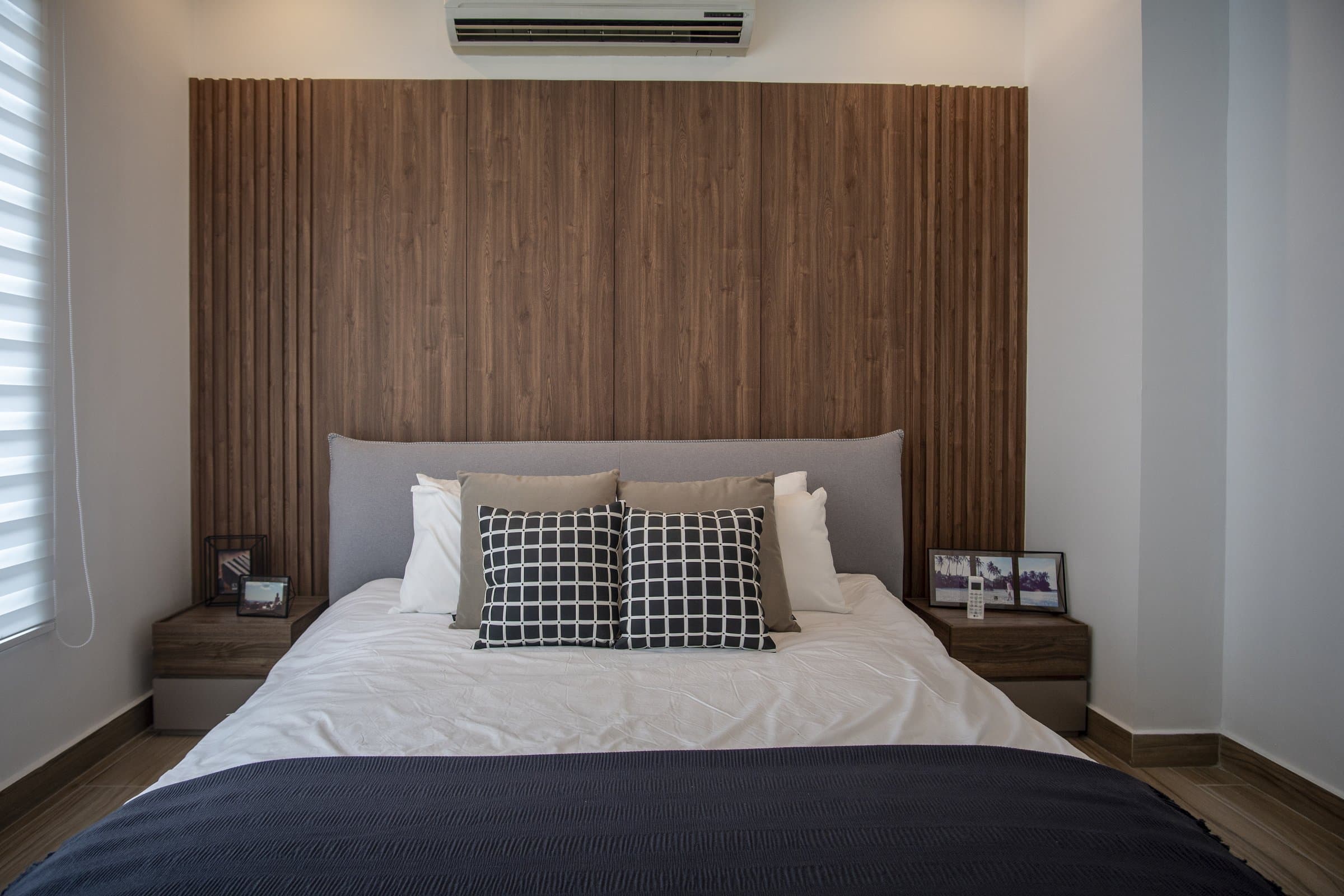 Bedroom with wood-slat headboard wall in a King's Park Torre 600 apartment
