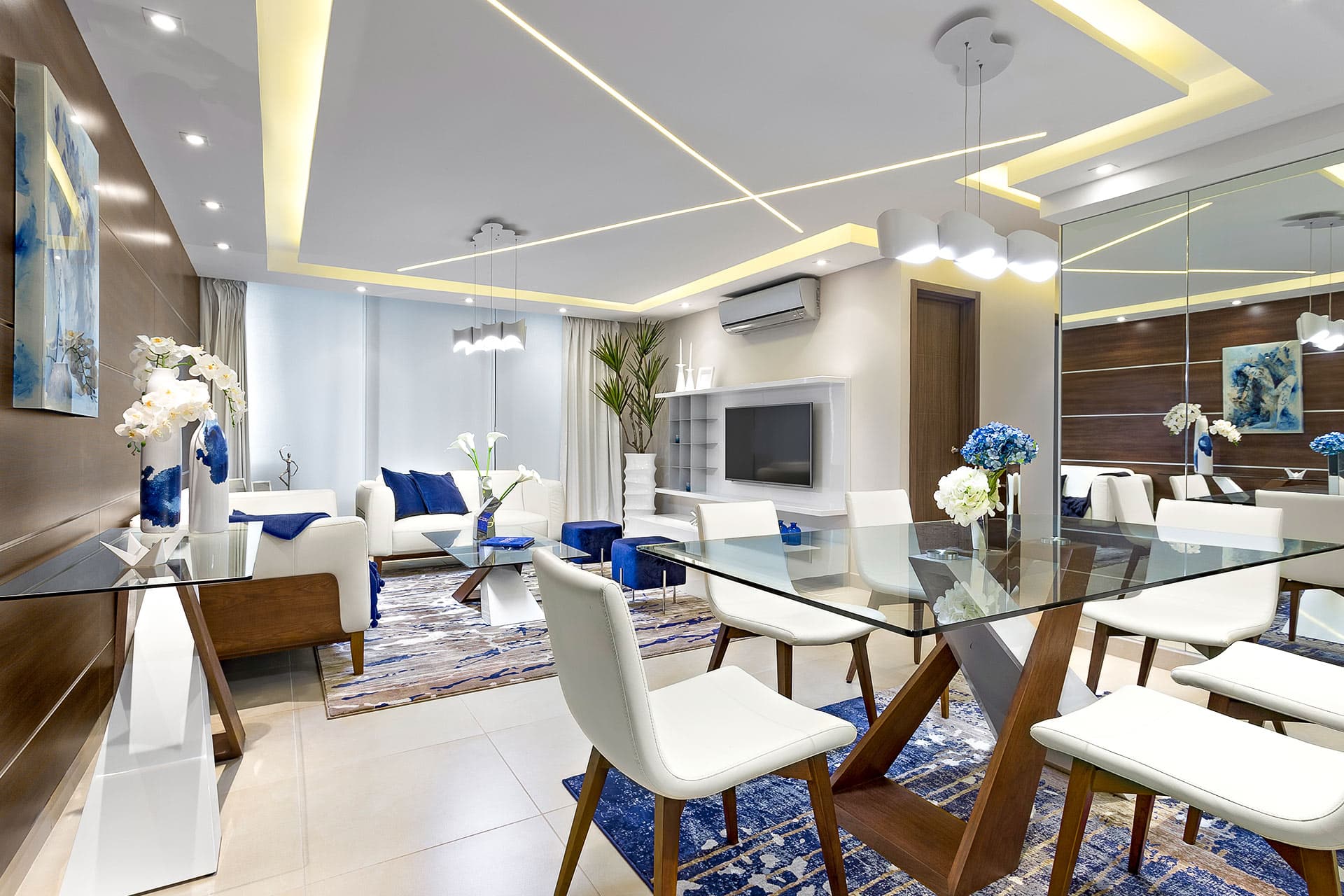 Living and dining room with glass table in a King's Park Torre 500 apartment