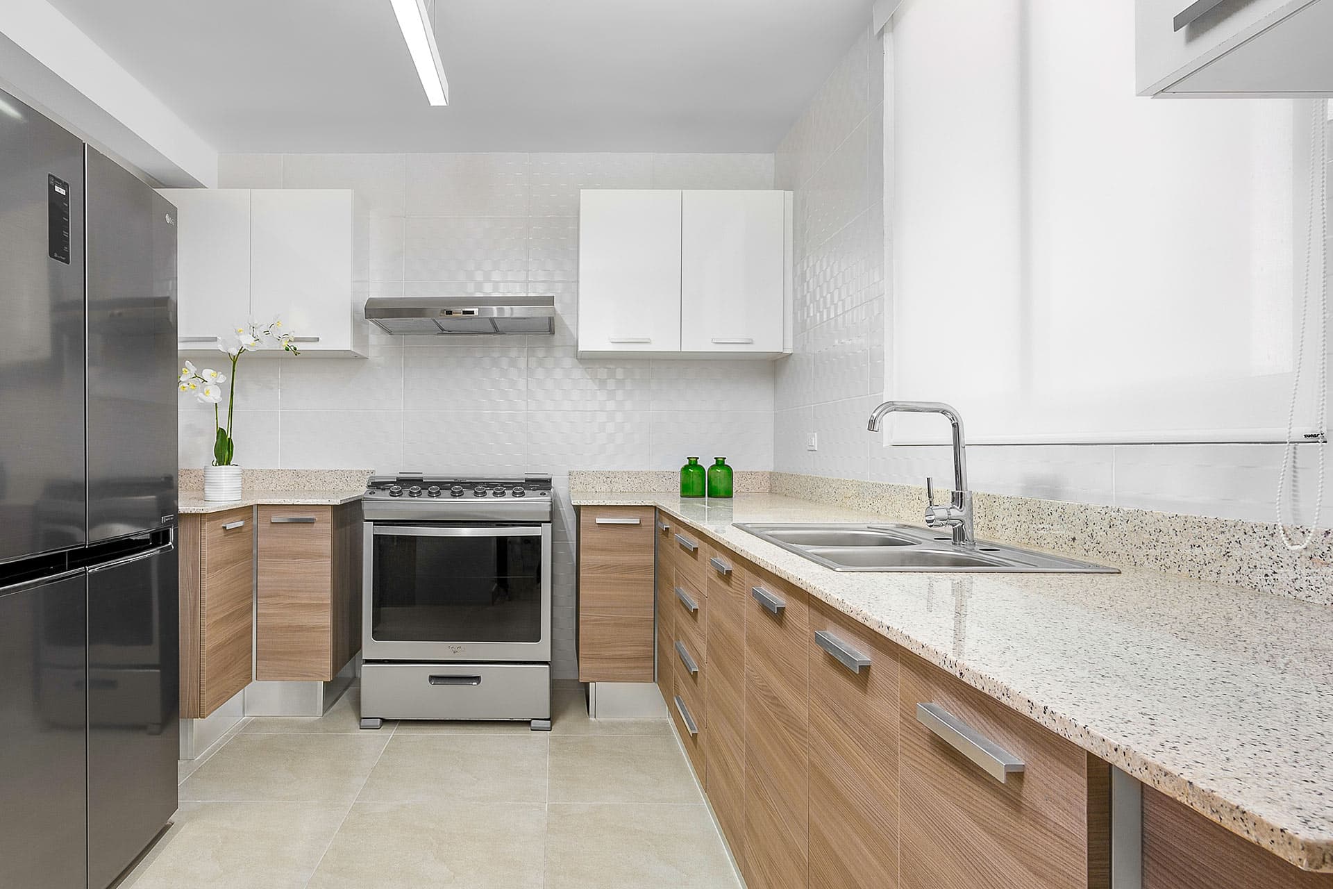 Kitchen with granite counters and stainless appliances in a King's Park Torre 500 apartment