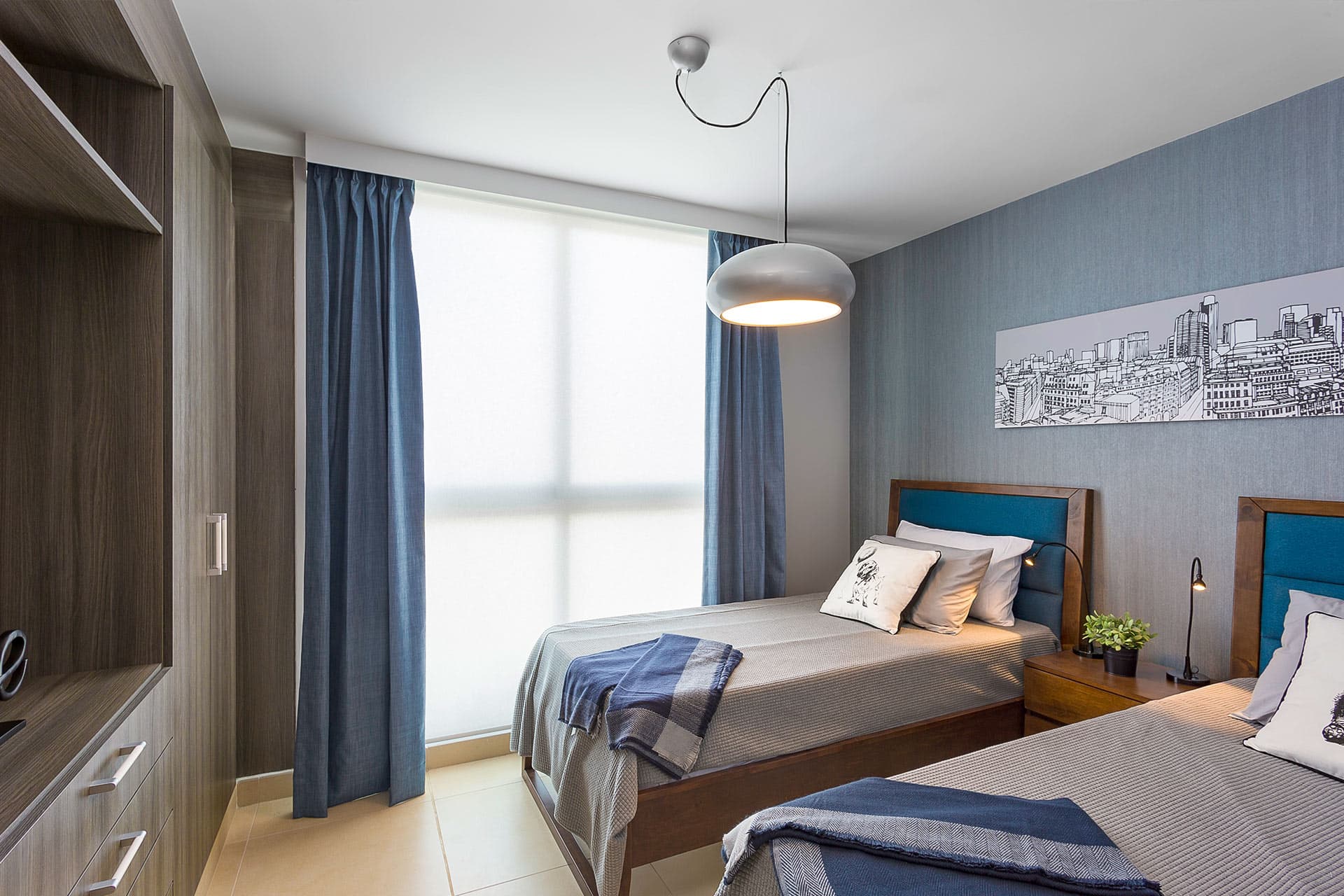 Secondary bedroom with twin beds in a King's Park Torre 500 apartment