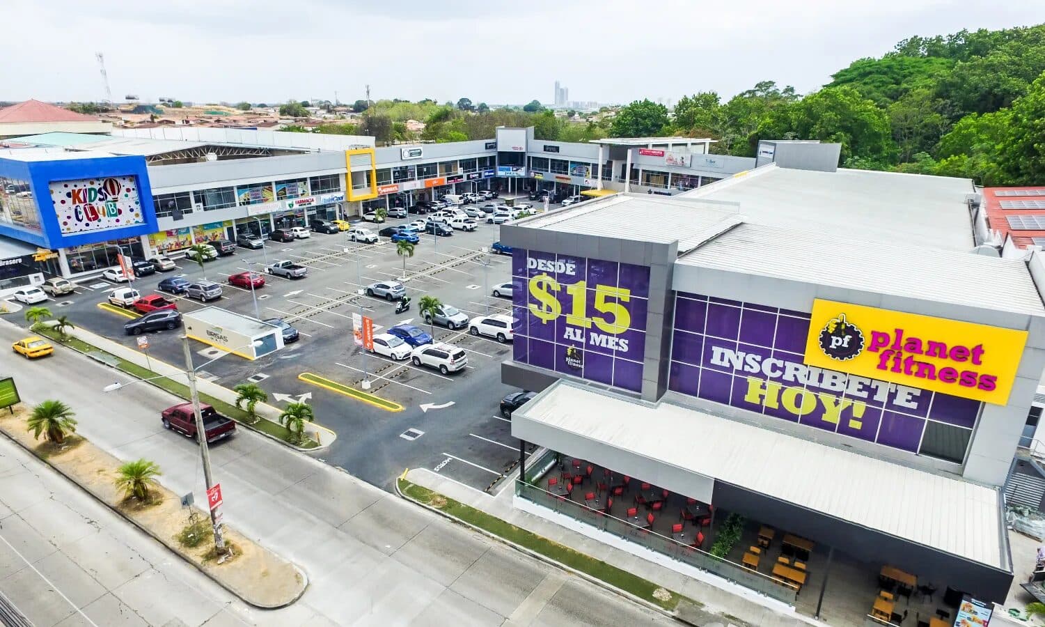 Aerial view of Brisas Mall shopping plaza and its parking lot in Brisas del Golf
