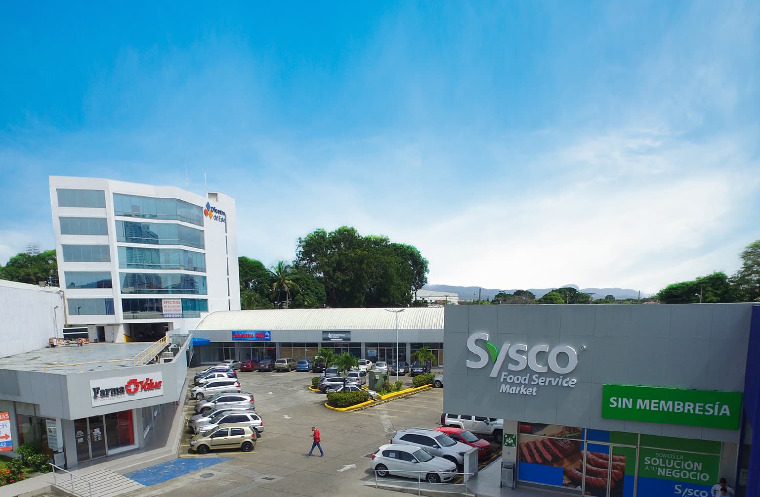 Centro del Este plaza with its glass office building, Sysco and Farma Value storefronts
