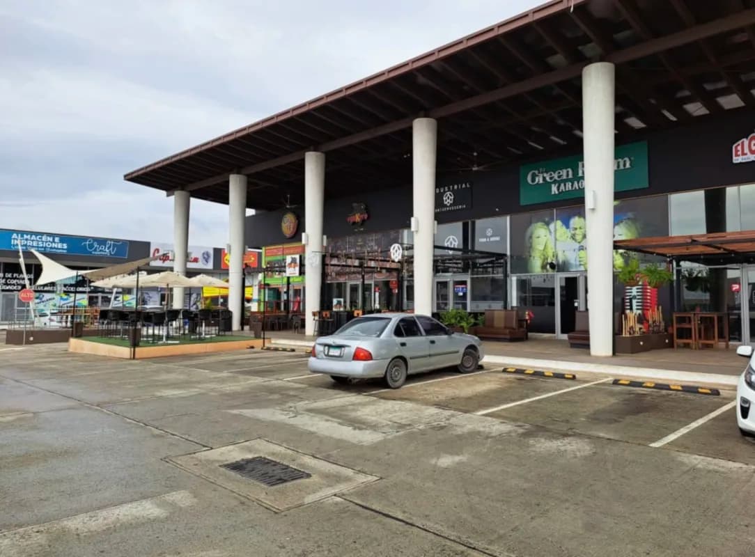 Covered walkway and restaurant storefronts at Uniplaza Costa Verde