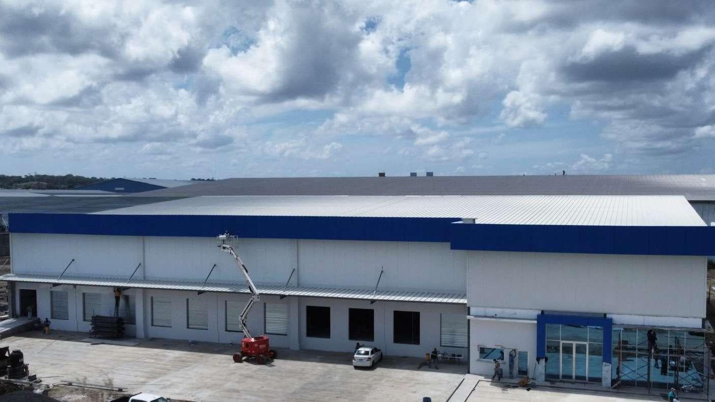 Aerial rendering of Parque Logístico Cocosolito's warehouses among green hills in the Colón Free Zone