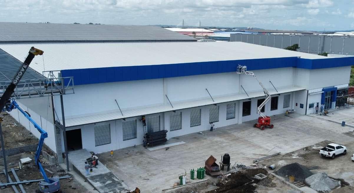 Aerial view of a finished warehouse at Parque Logístico Cocosolito with its loading bays, Colón