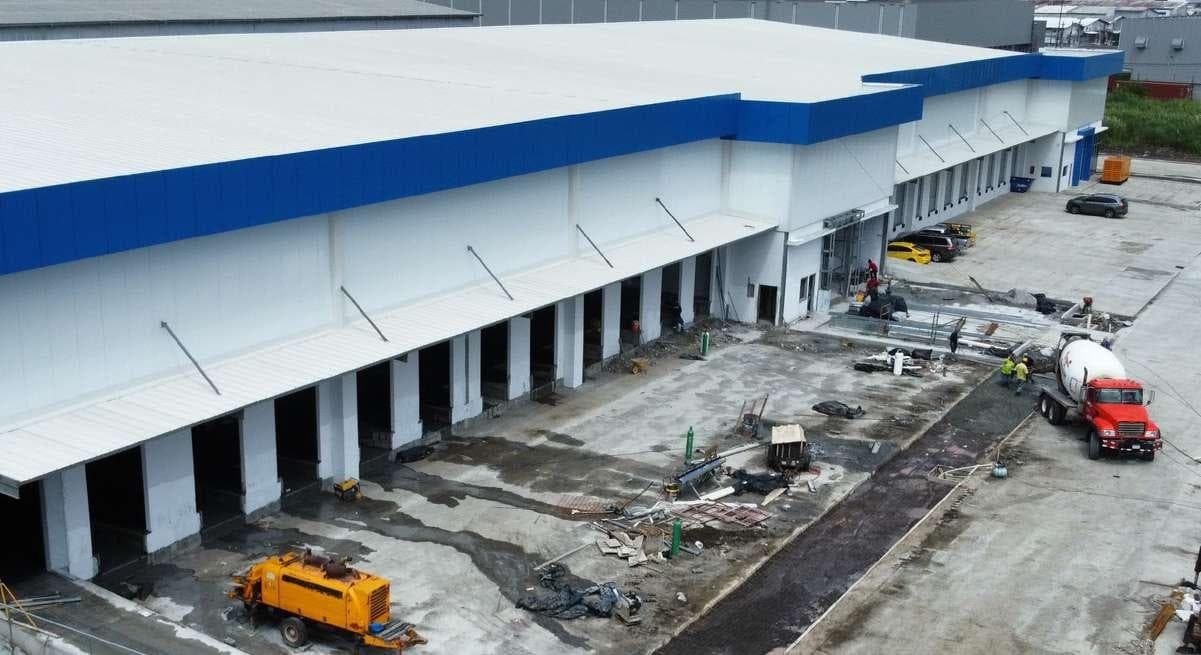Aerial view of the loading docks of the first warehouse at Parque Logístico Cocosolito during construction