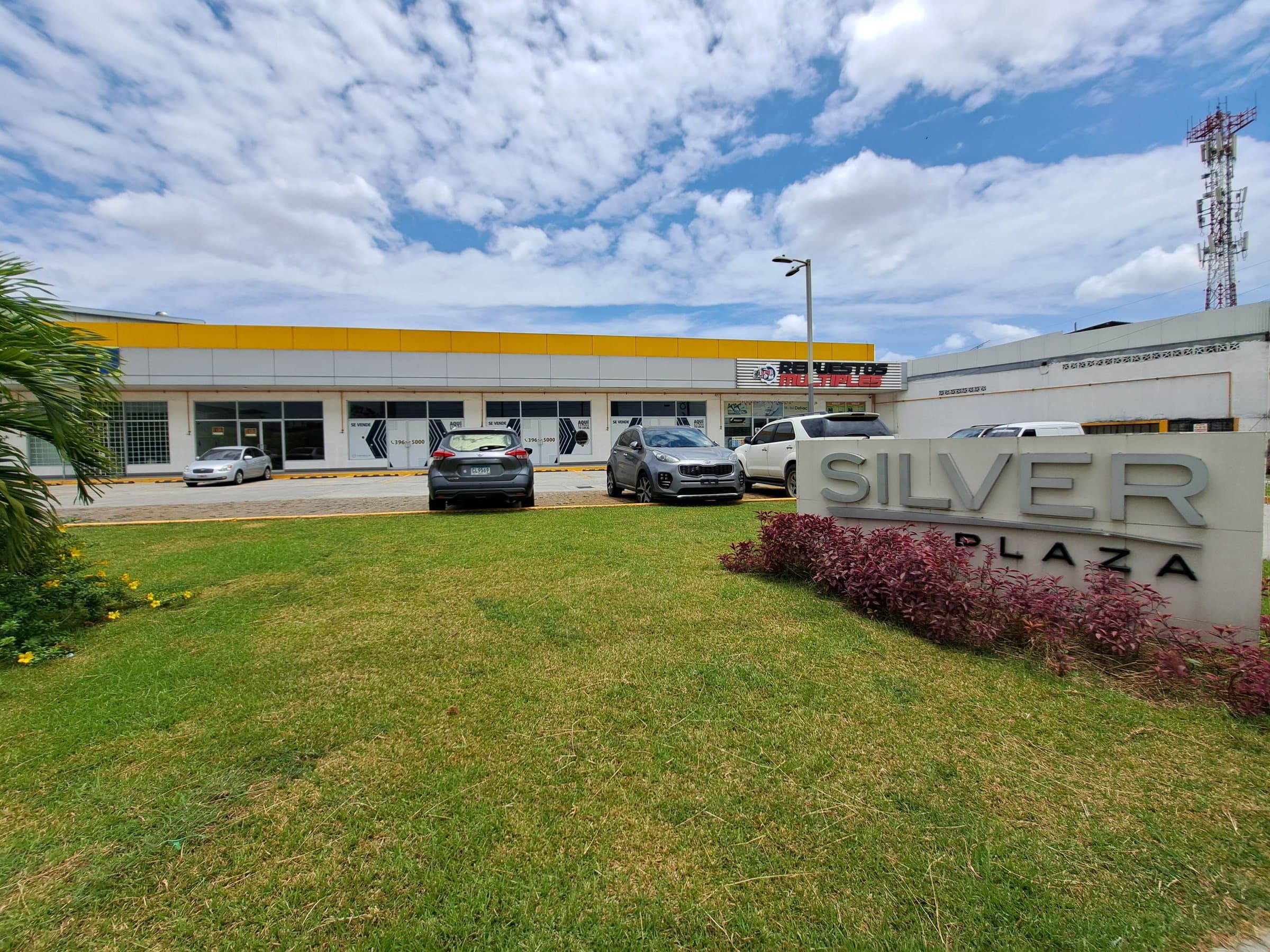 Silver Plaza sign on the lawn before the commercial building on the Interamericana, Las Mañanitas