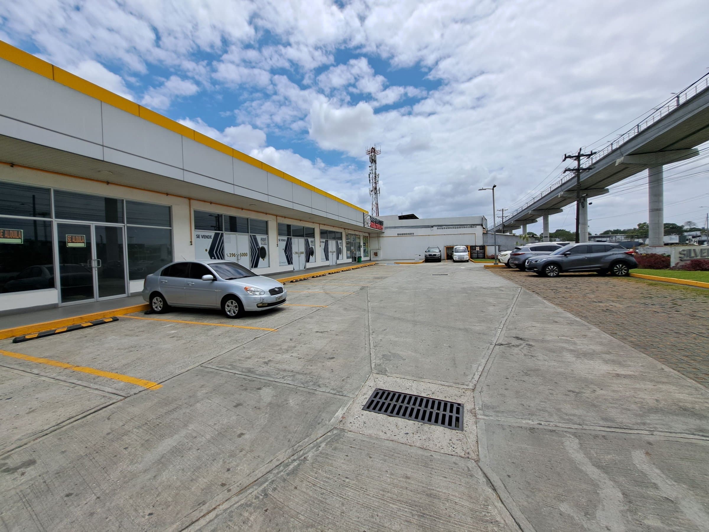 Silver Plaza storefronts beside the Metro Line 2 viaduct in Las Mañanitas