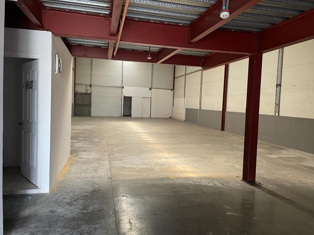 Photograph of the steel-framed interior of a warehouse unit with its mezzanine at Tocumen Office Storage, Tocumen