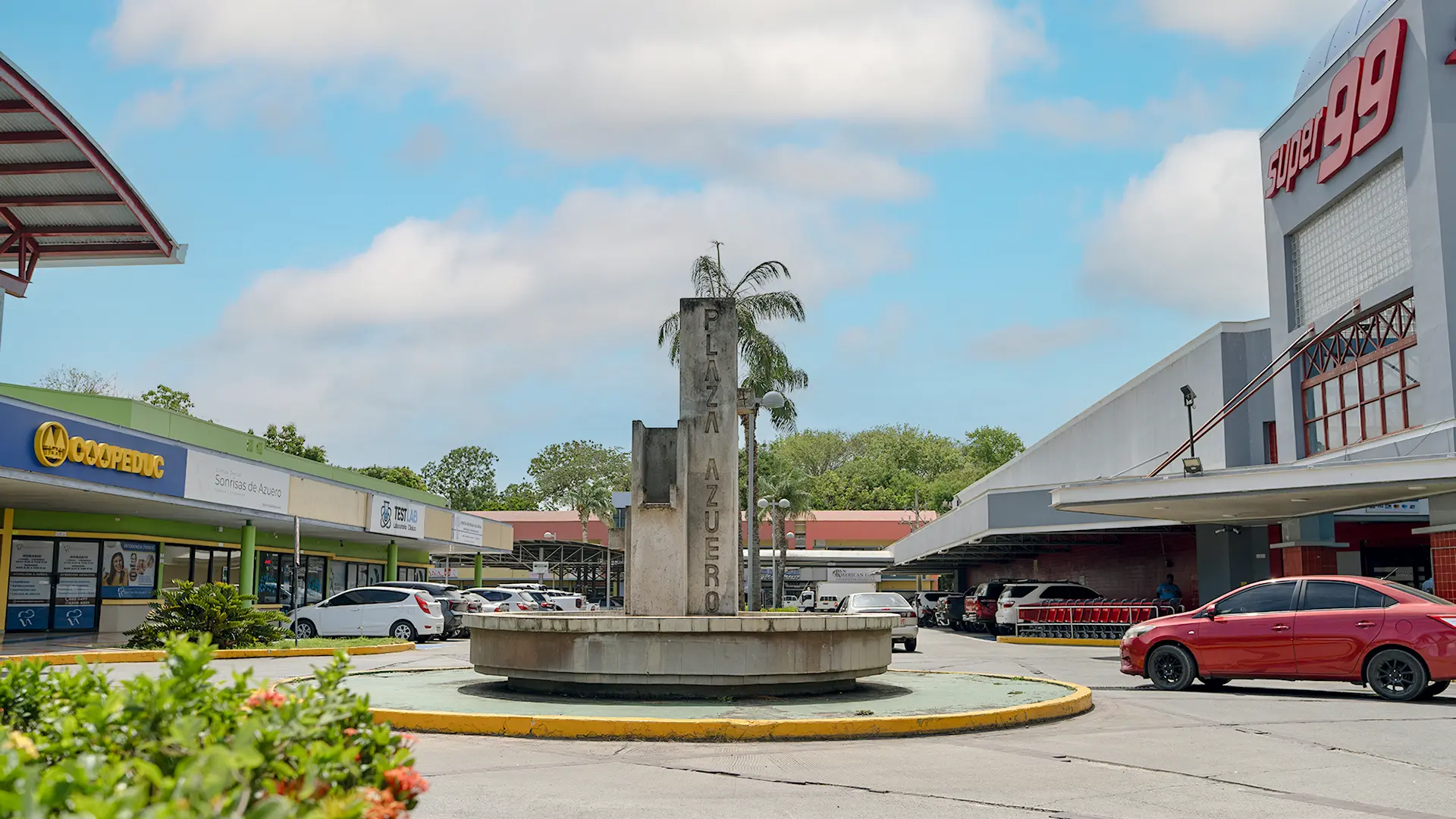 Central fountain and storefronts at Plaza Azuero