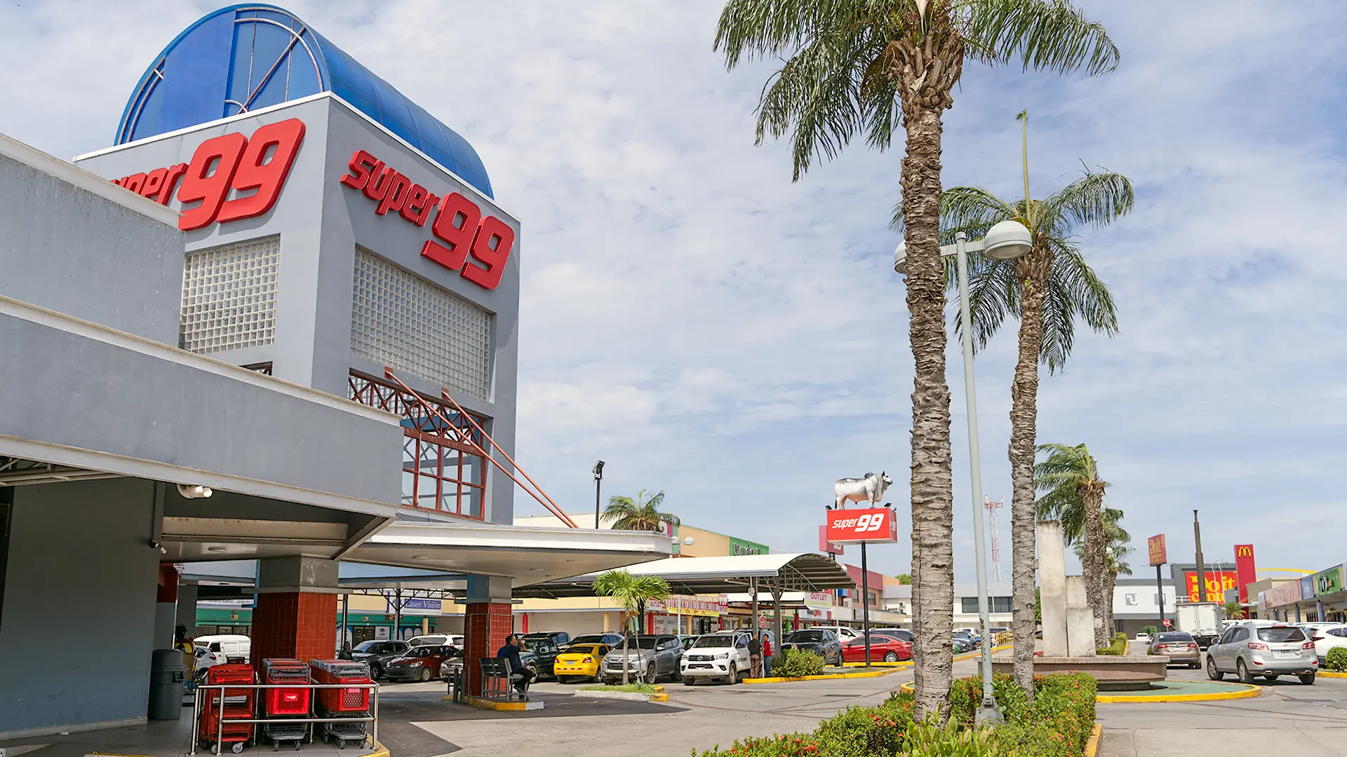 Supermarket anchor store at Plaza Azuero
