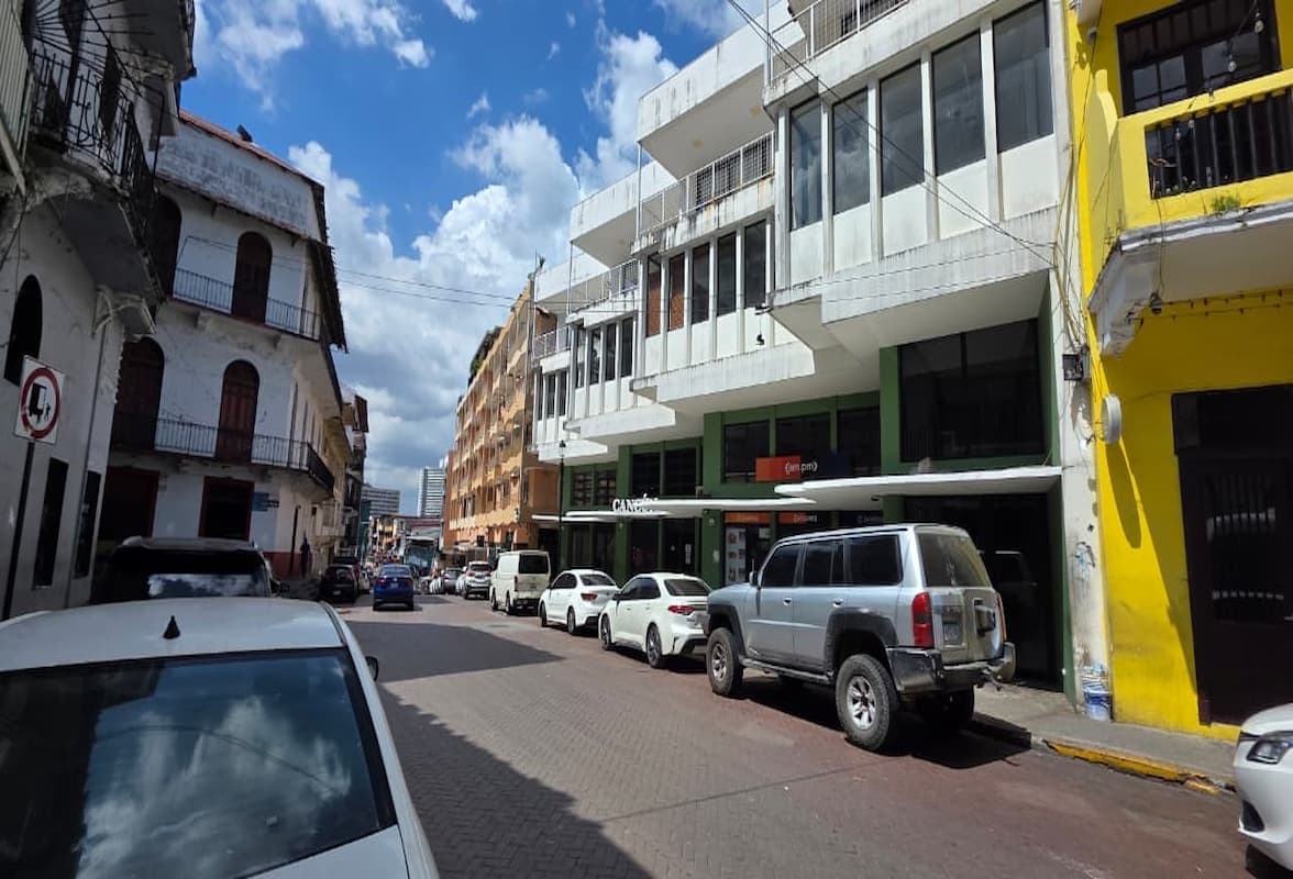 Street view of La Moderna among historic buildings in Casco Antiguo