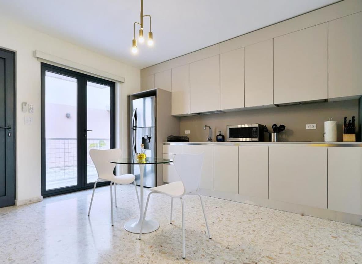 Kitchen and breakfast table in a La Moderna apartment