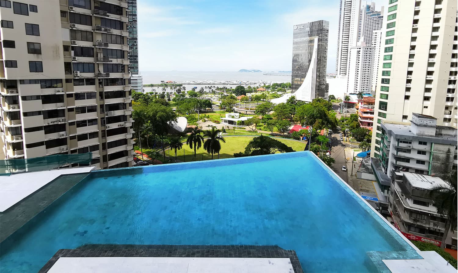 Costanera infinity pool overlooking Bella Vista and the bay