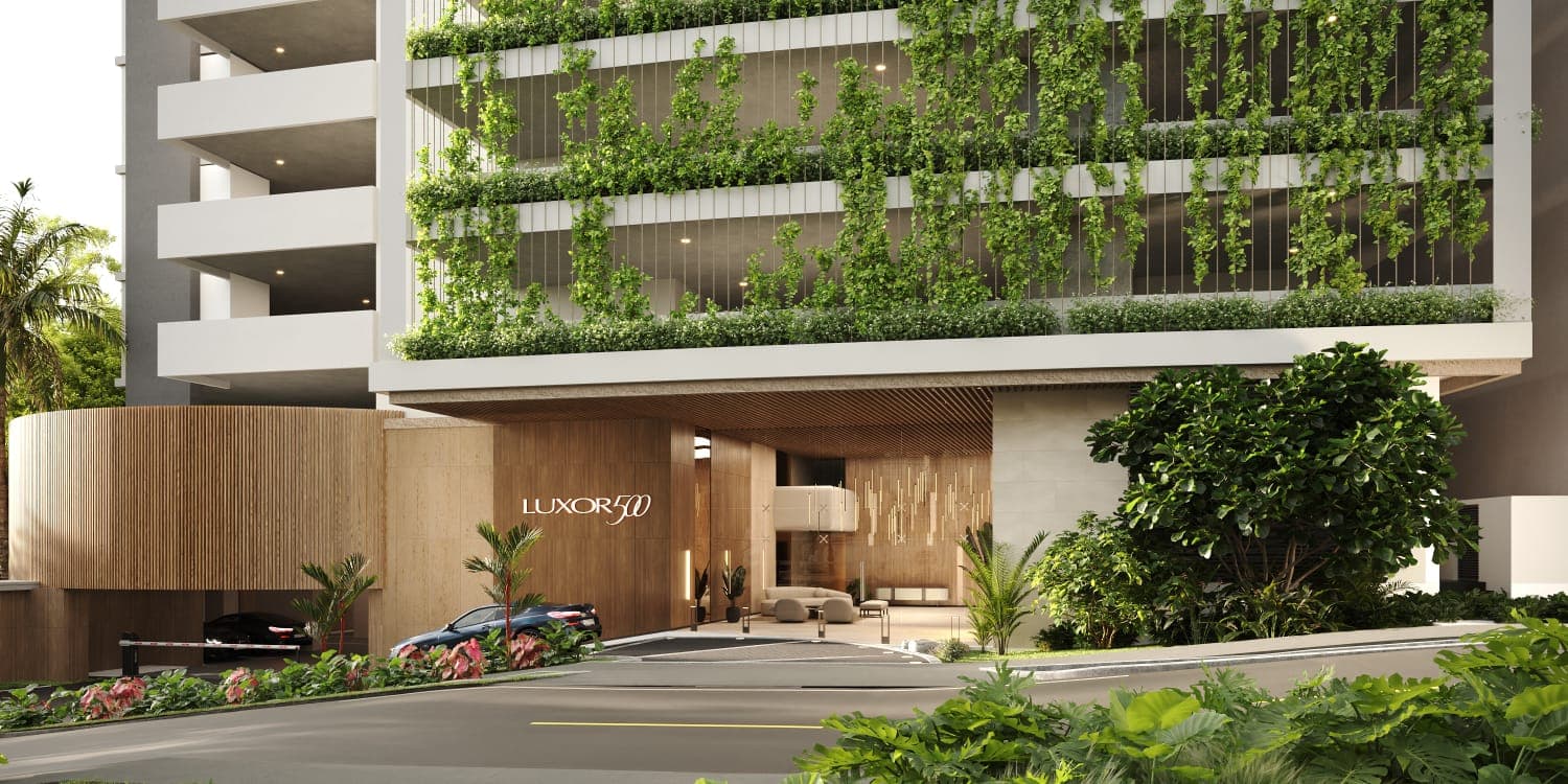 Luxor 500 building entrance with green facade and porte-cochere in El Cangrejo