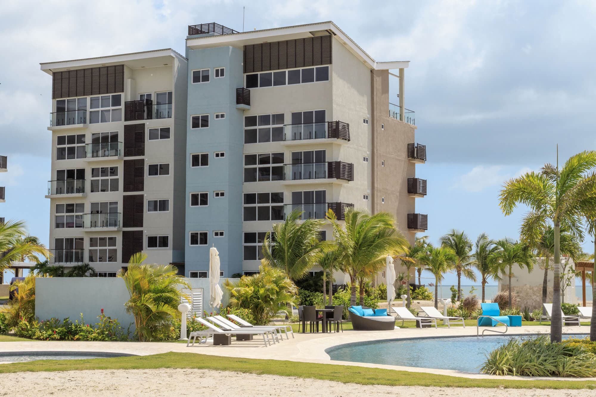 Olas del Mar beachfront apartment tower with pool deck at Playa Caracol