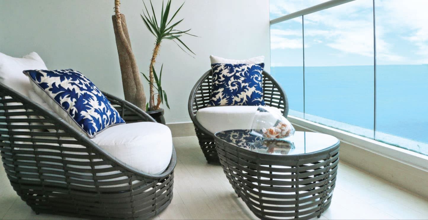 Balcony seating overlooking the ocean at Bahia