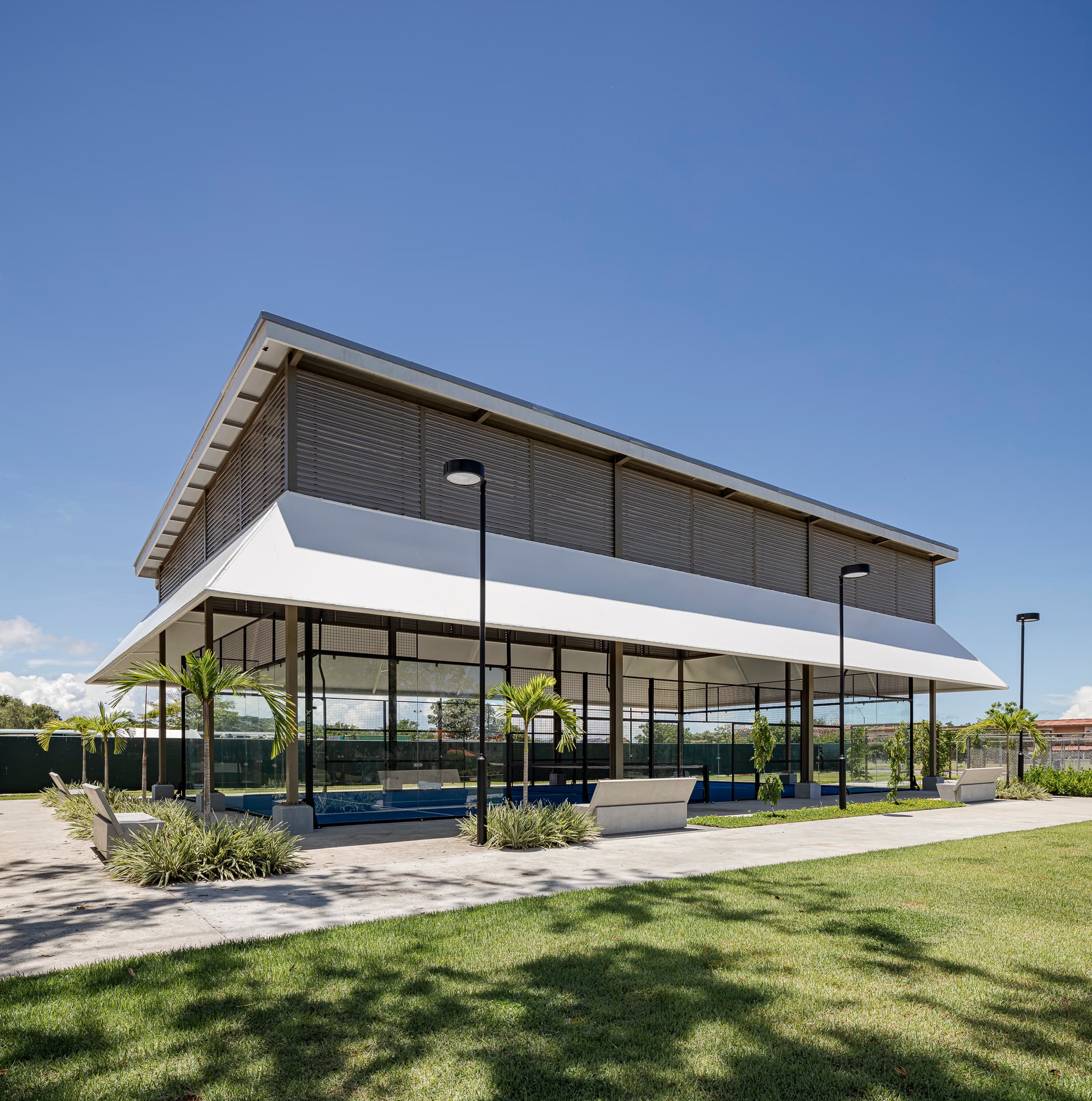 Parterre padel court under a steel canopy