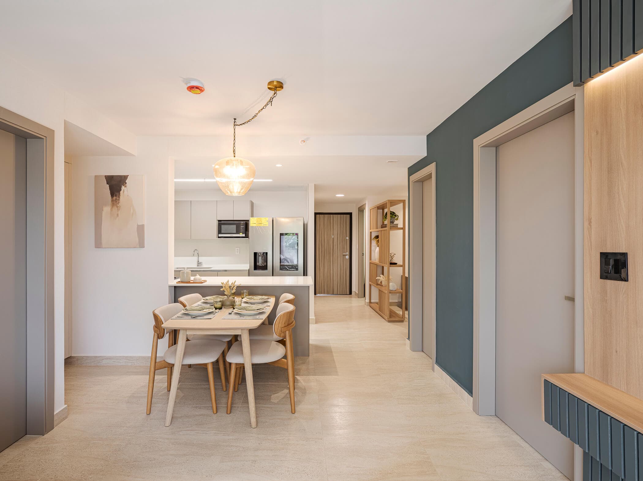 Dining table and open kitchen in a Parterre apartment