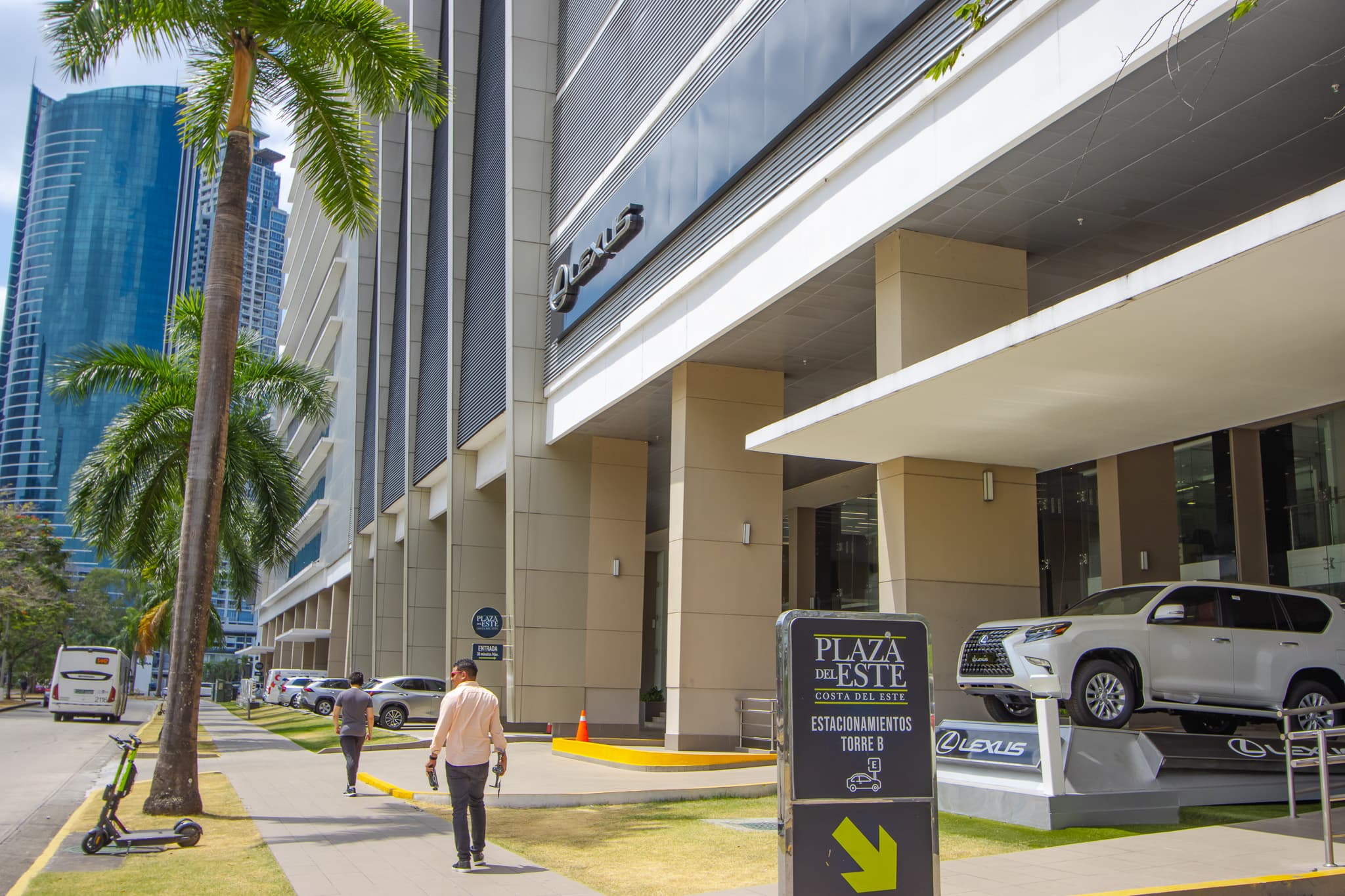 Ground-floor entrance and retail frontage of Plaza del Este