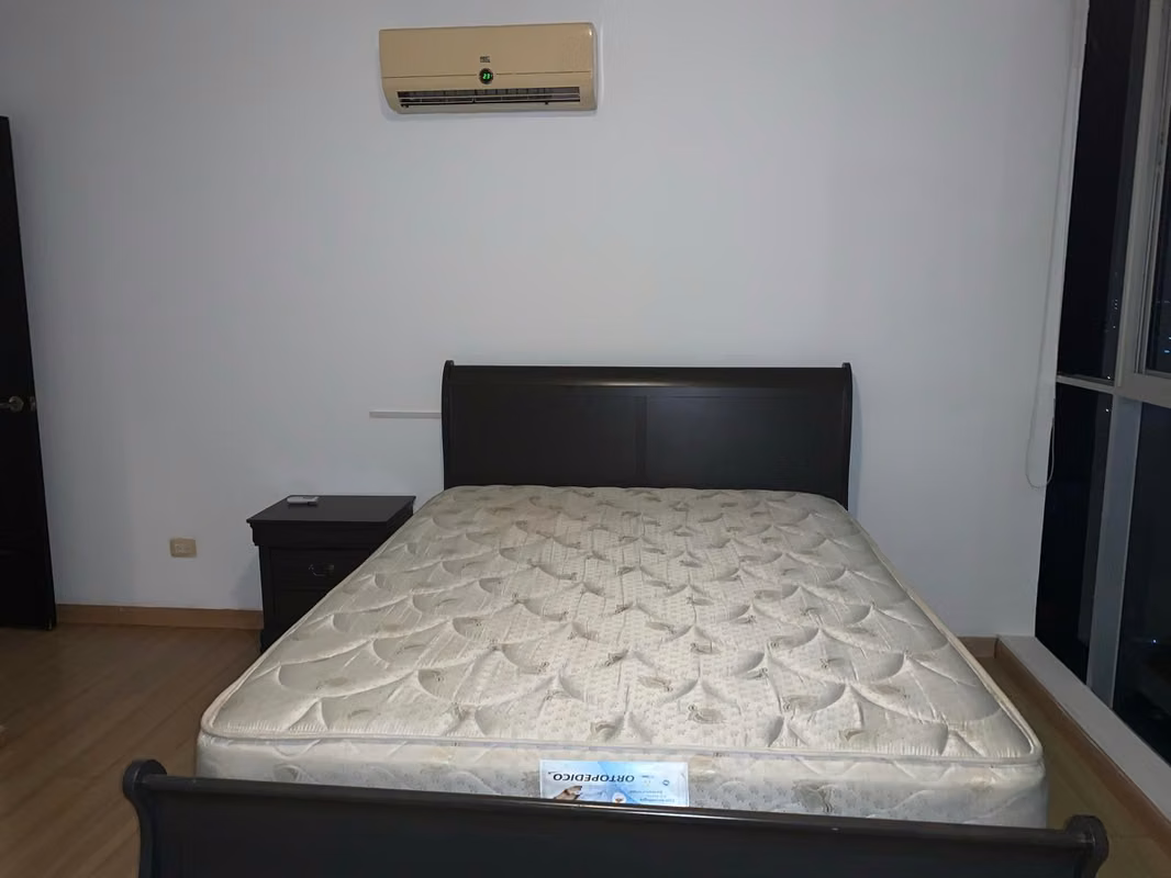 Bedroom with air conditioning and a floor-to-ceiling window in an apartment at PH Pacific Sky, Punta Paitilla