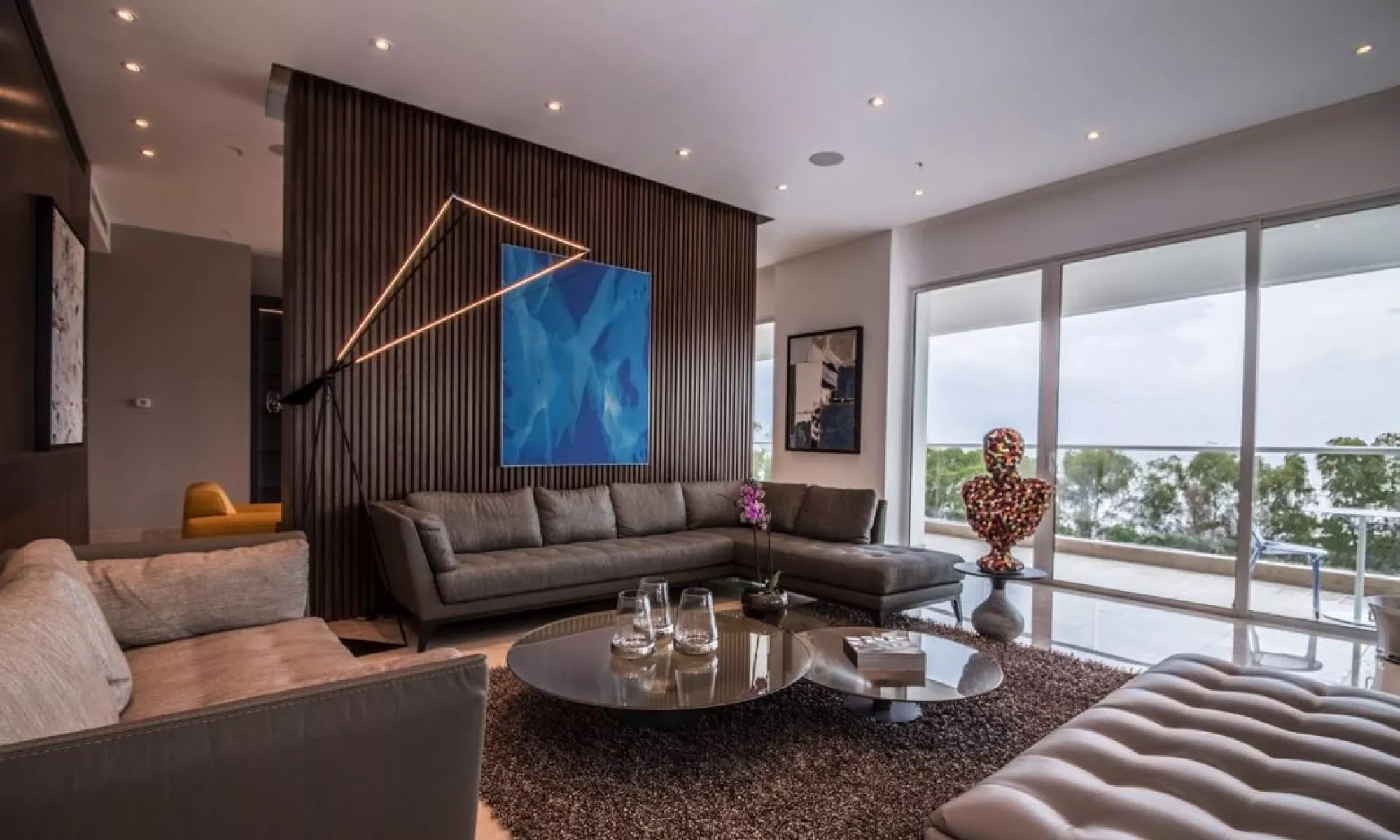 Living room with ocean view in a Marea I apartment in Costa del Este