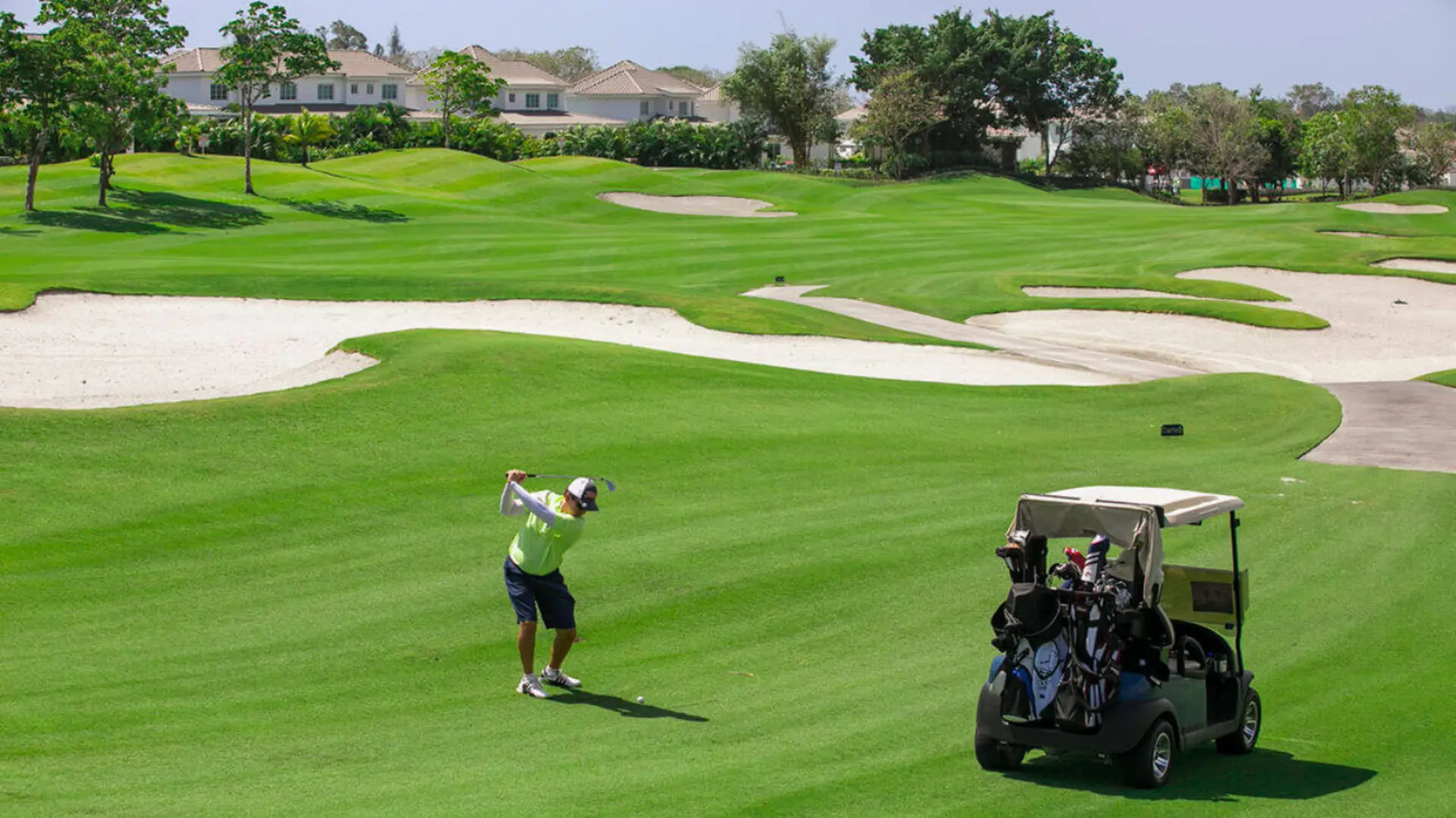 Golfer on the Bijao golf course next to the Veranera homesites