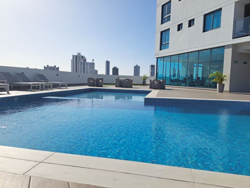 Rooftop swimming pool at Época Parque Lefevre with city views