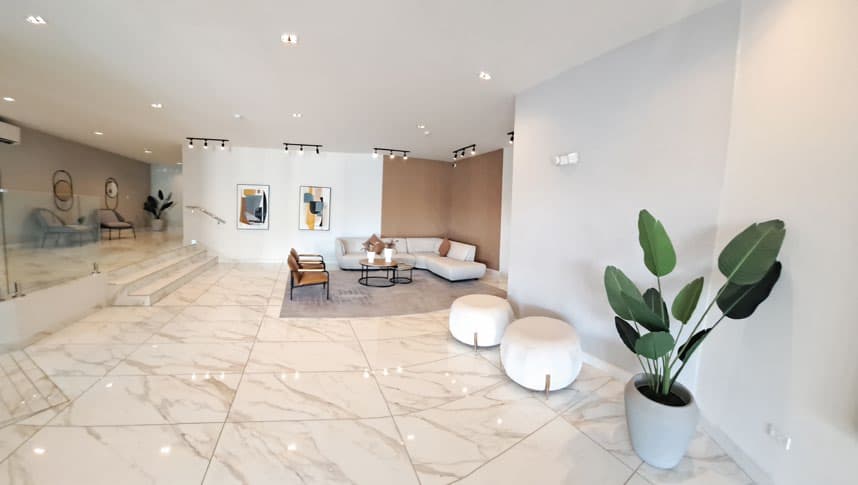 Lobby with marble floors and lounge seating at Época Parque Lefevre