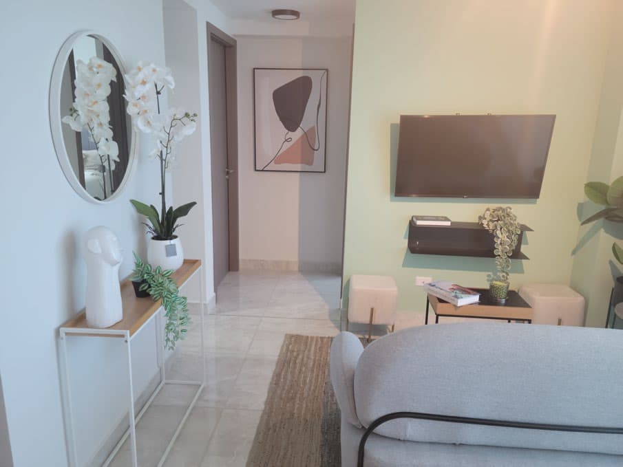 Furnished living room in an Época Parque Lefevre apartment