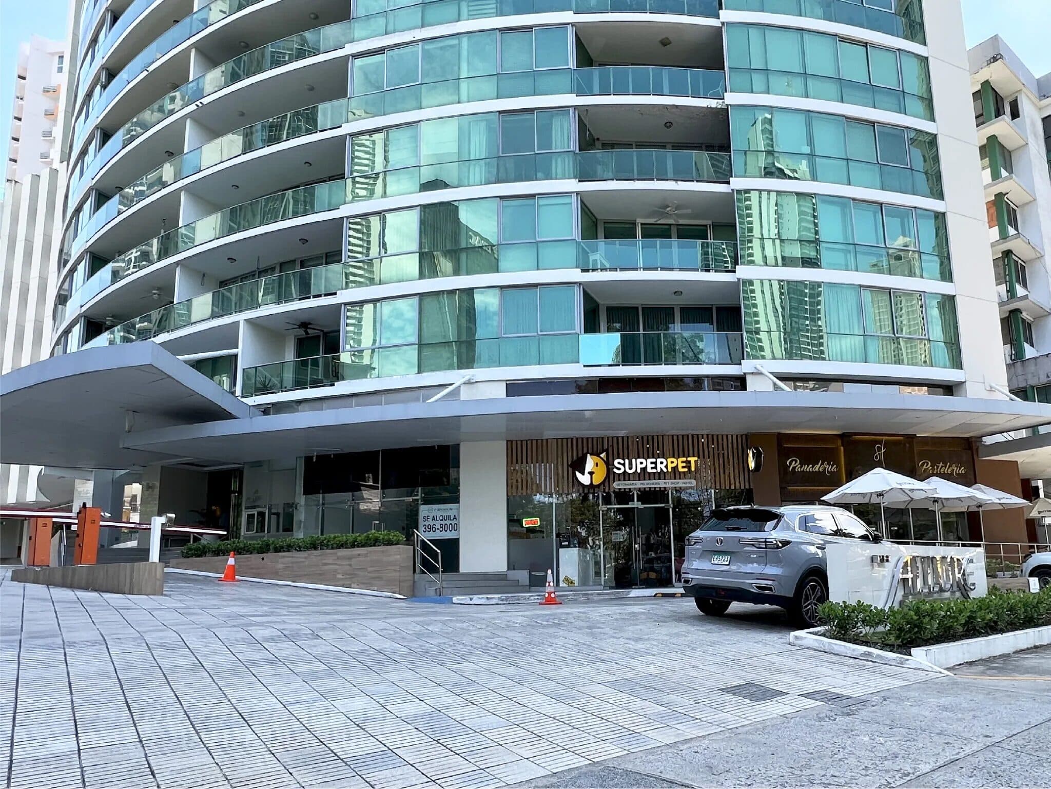 Allure at the Park tower and its ground-floor shops facing Parque Urracá, Bella Vista