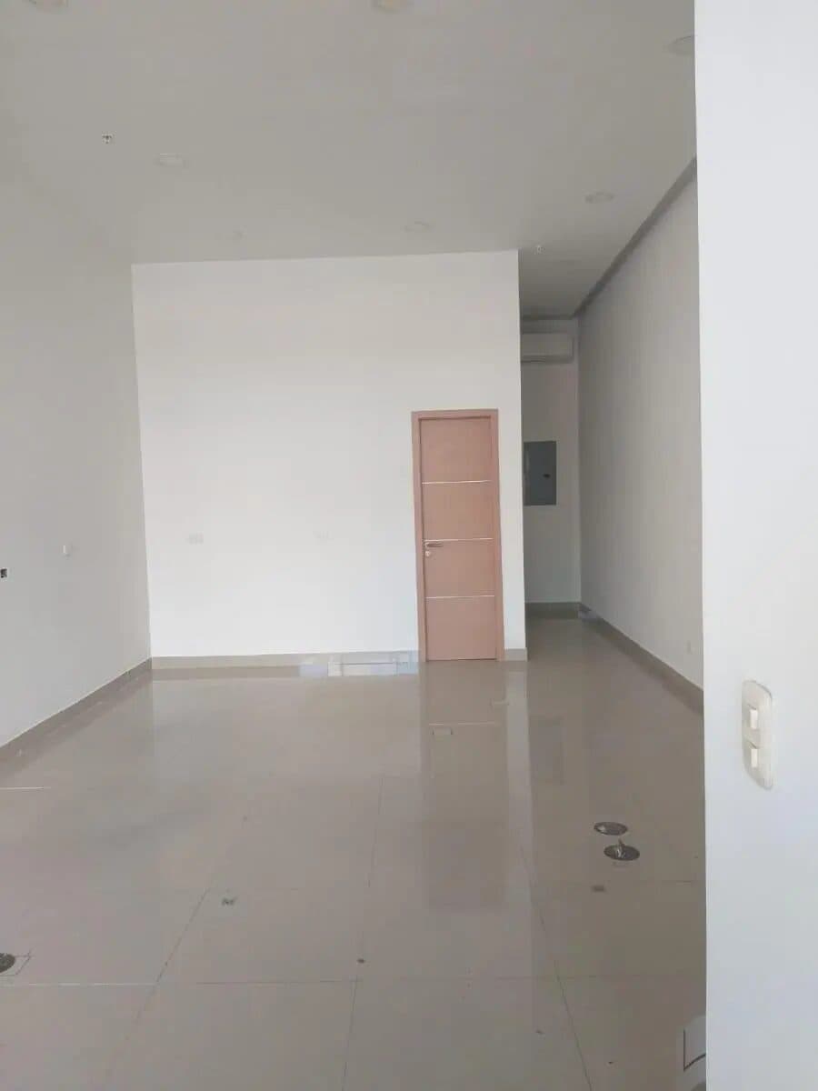 Empty commercial unit with tiled floor at Torres de Castilla Comercial