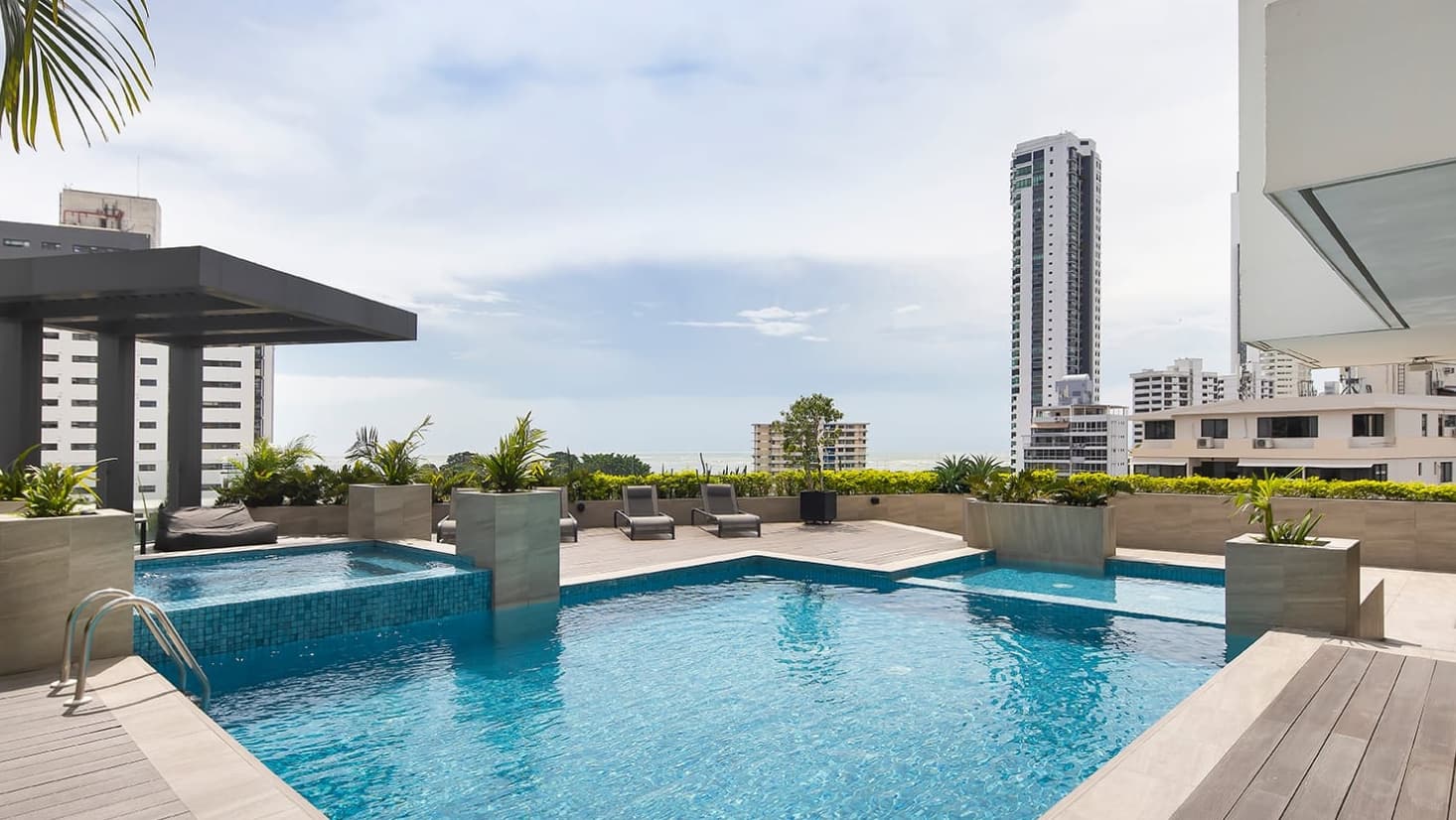 Swimming pool with terrace and city views at Vita