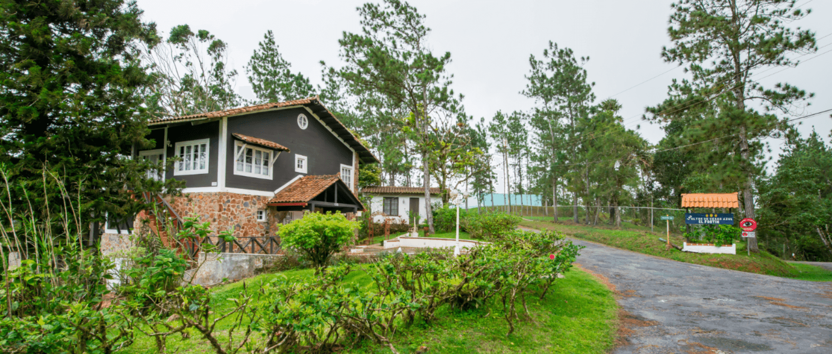 House with a garden beside a paved street in Los Altos de Cerro Azul