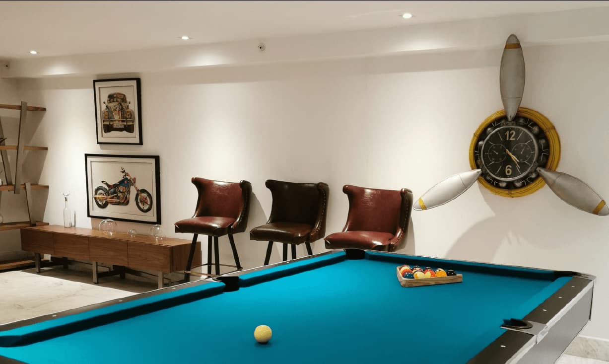 Deluxe Residences game room with pool table
